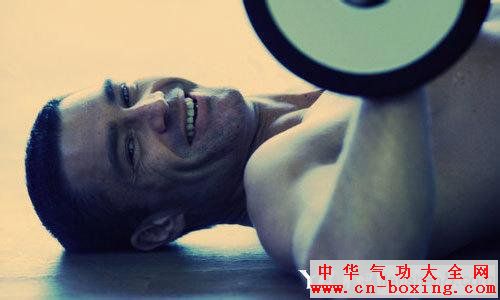 下斜哑铃卧推正确姿势和要领详解